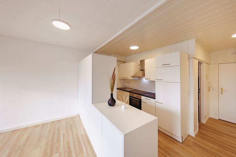 Teilmöbliert mit Einbauküche - 1-Zimmer-Wohnung mit Aufzug, Keller und TG-Platz